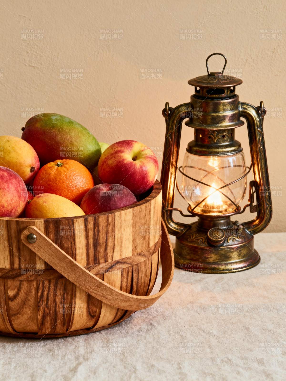 果篮与古灯静谧时光图片