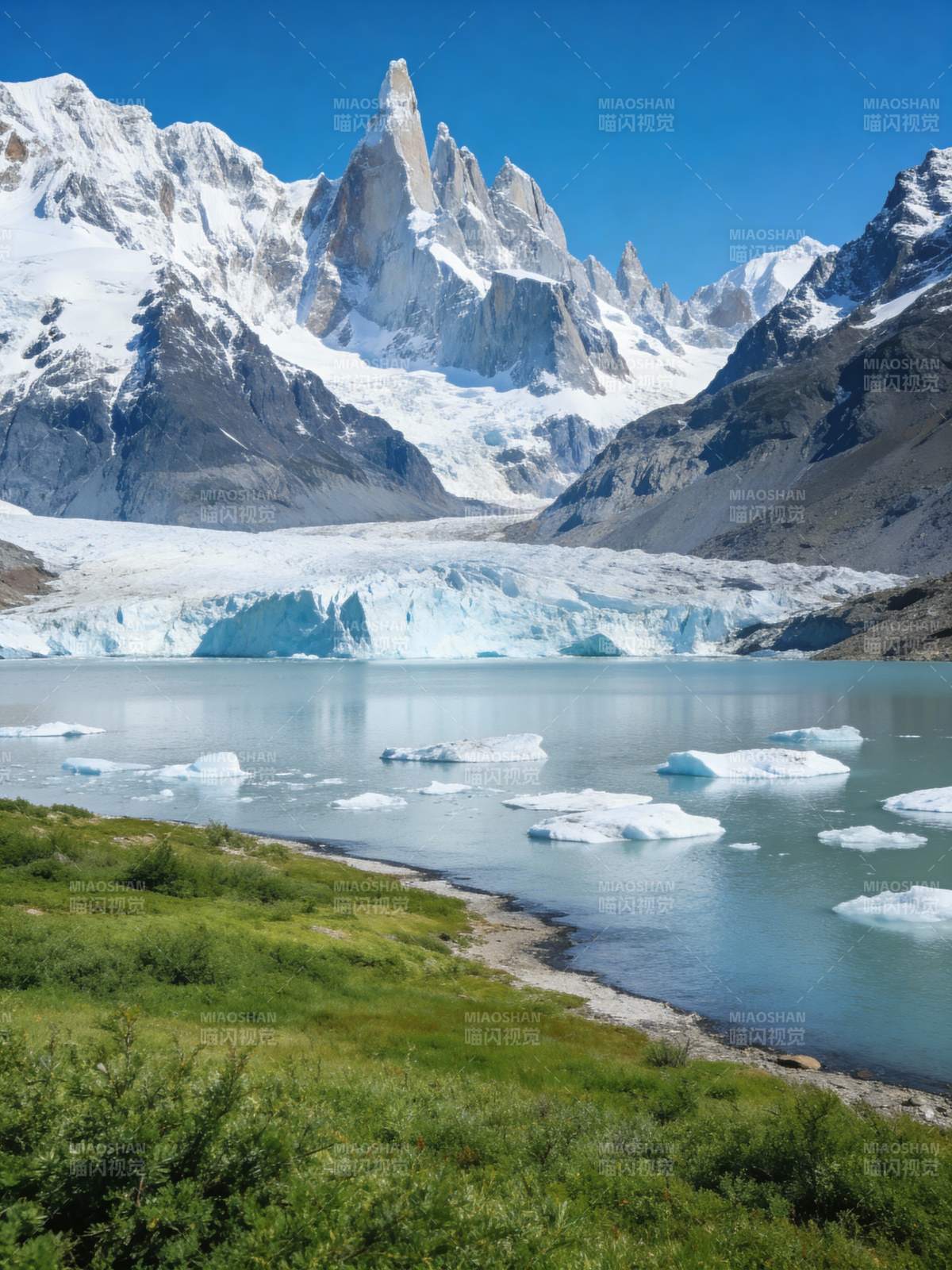 雪山冰湖美景图片