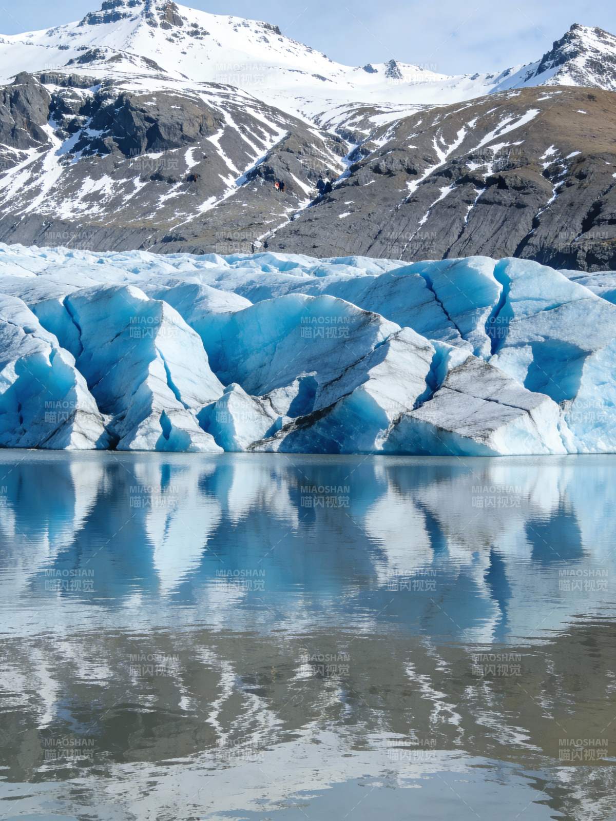 冰川倒影山峦图片