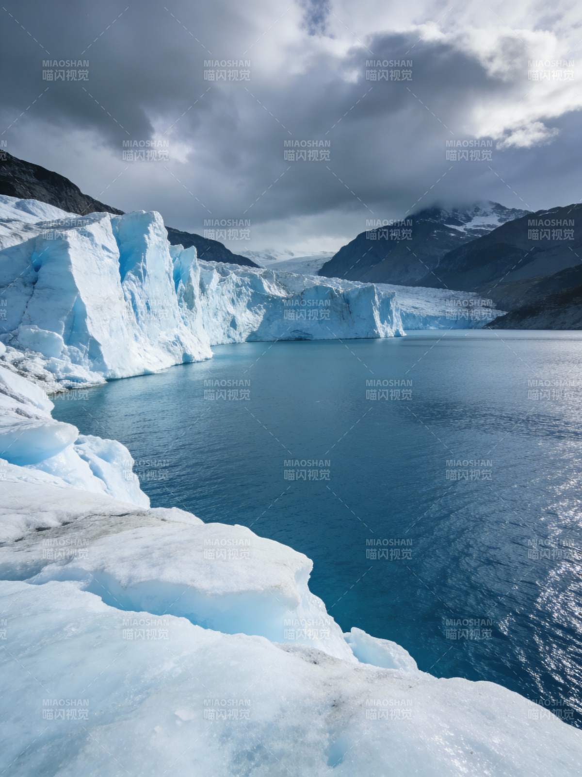 冰川湖景图片