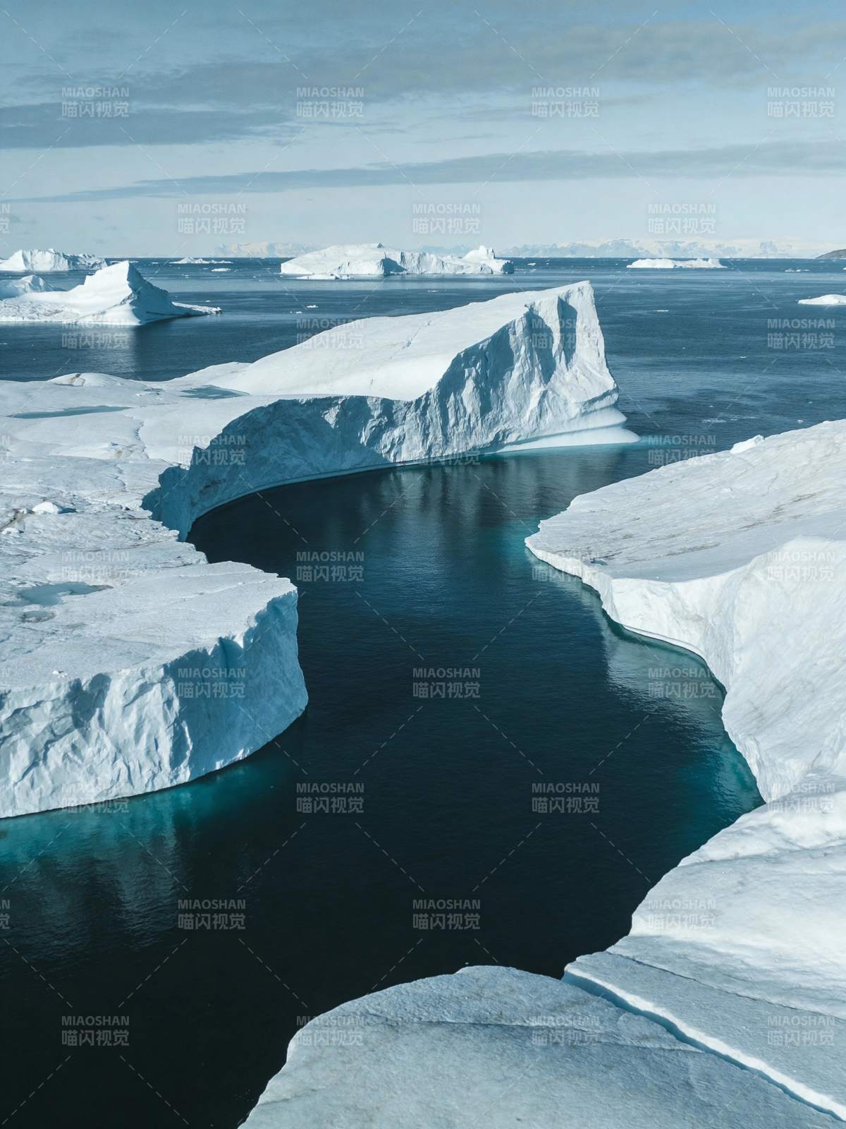 冰川裂隙深邃幽蓝图片