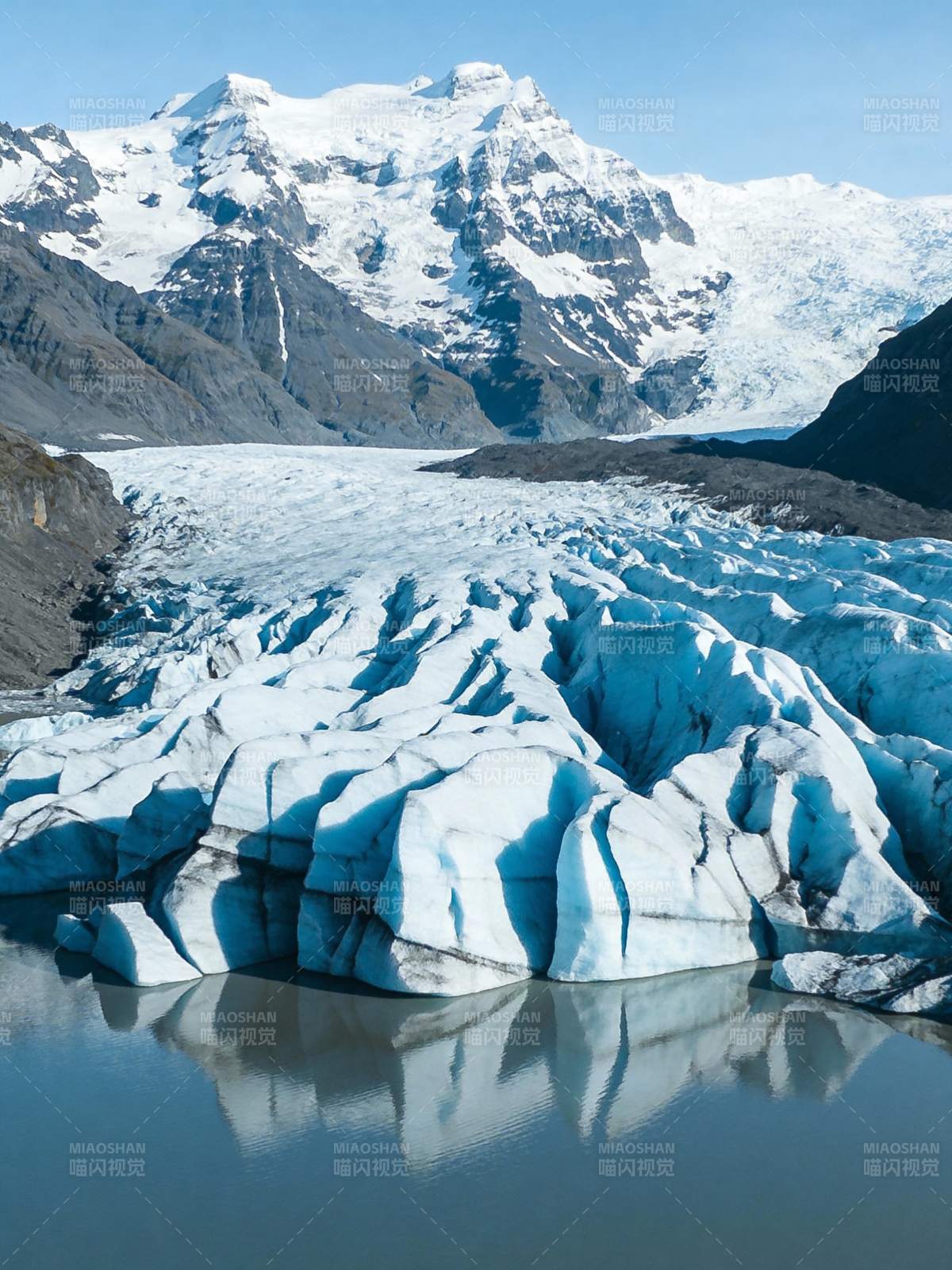 冰川倒影山峦图片