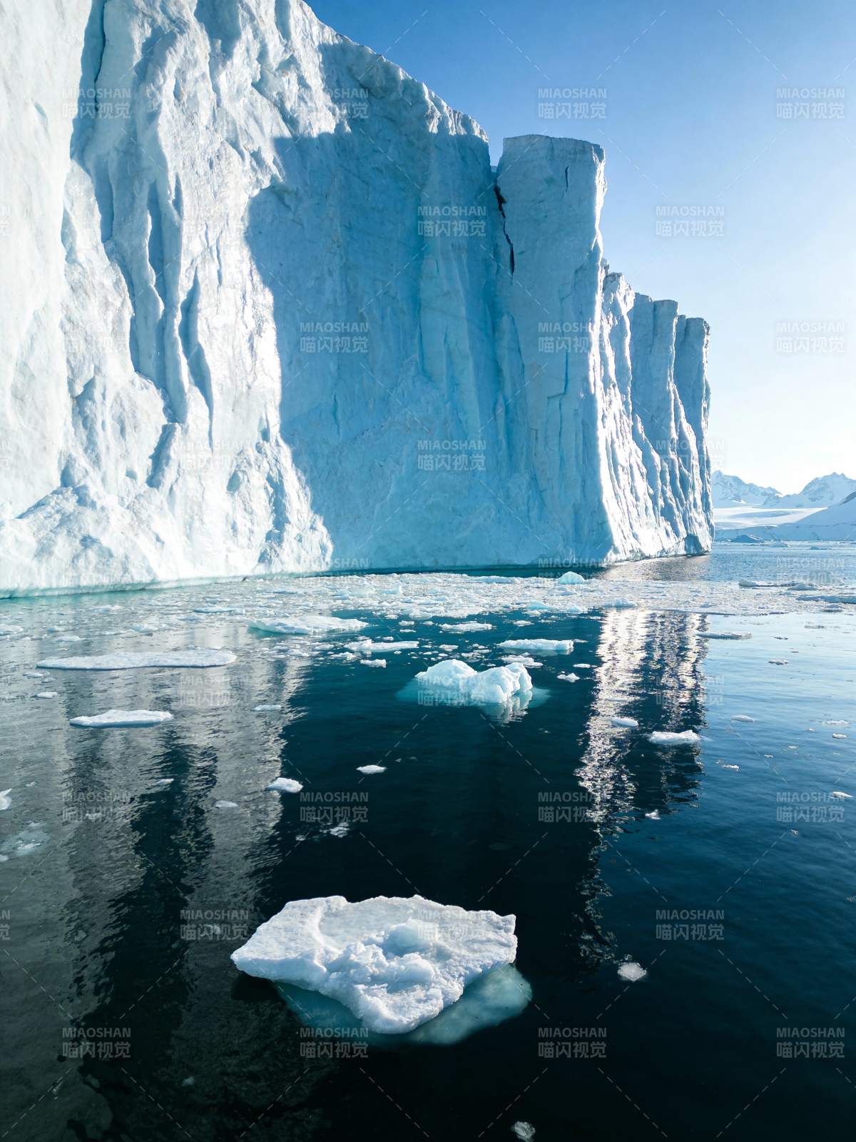 冰川倒影 静谧极地图片