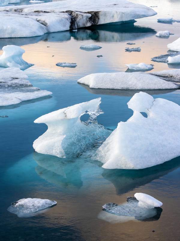 冰川浮水映晨光图片