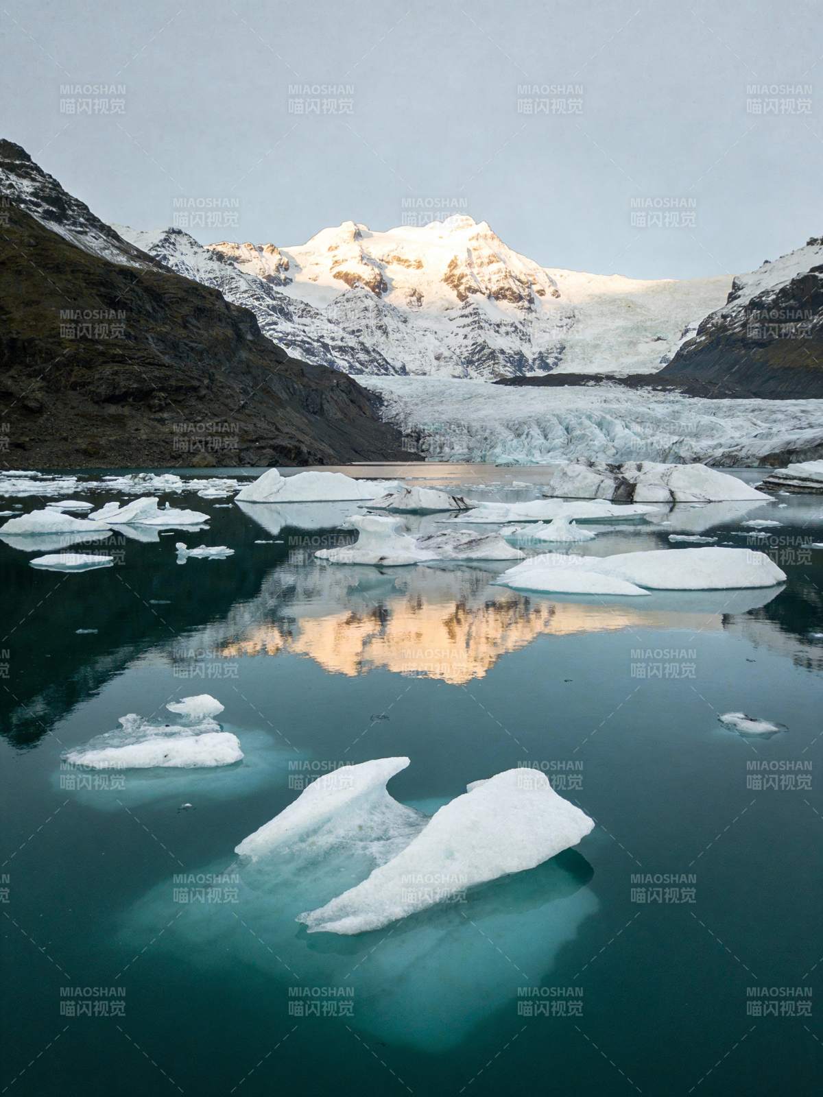 冰川湖畔晨光图片