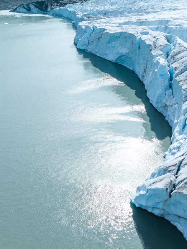 冰川湖畔风光图片