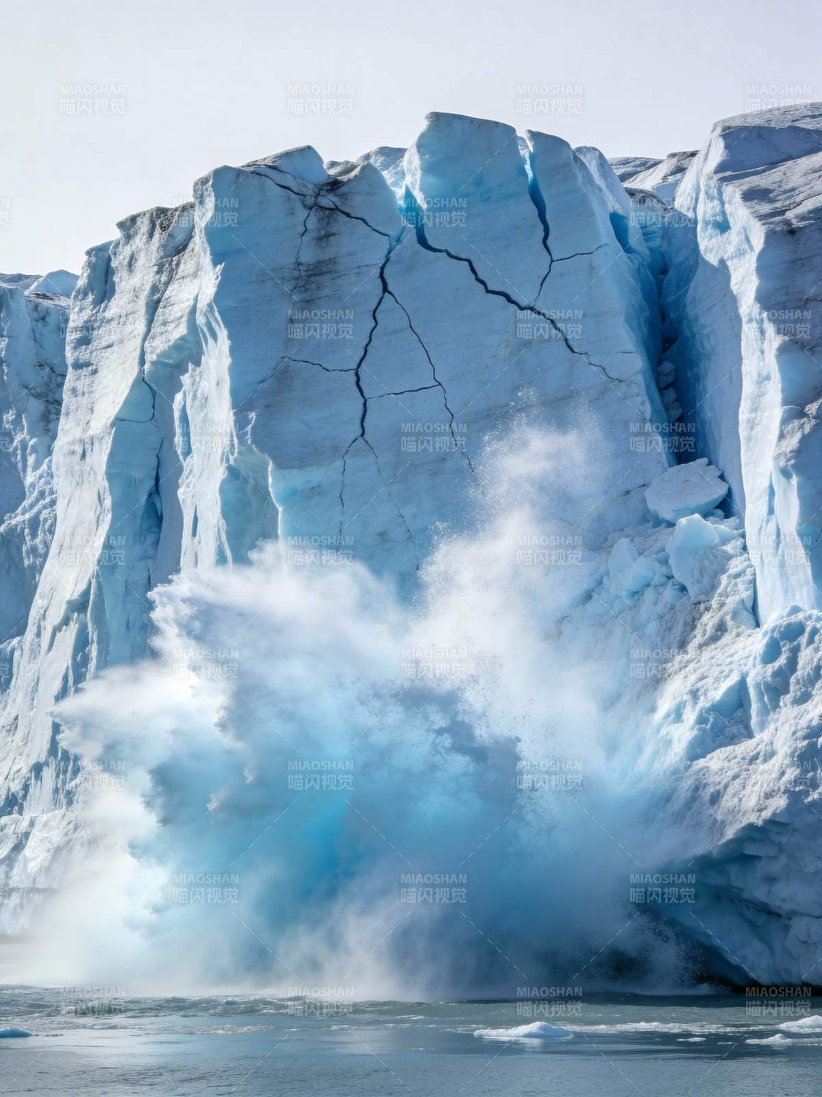 冰川崩塌瞬间图片