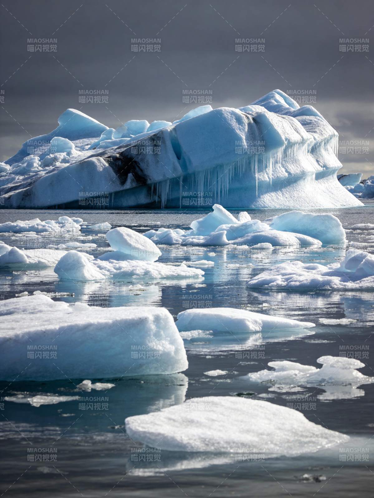 冰川浮水 静谧之美图片