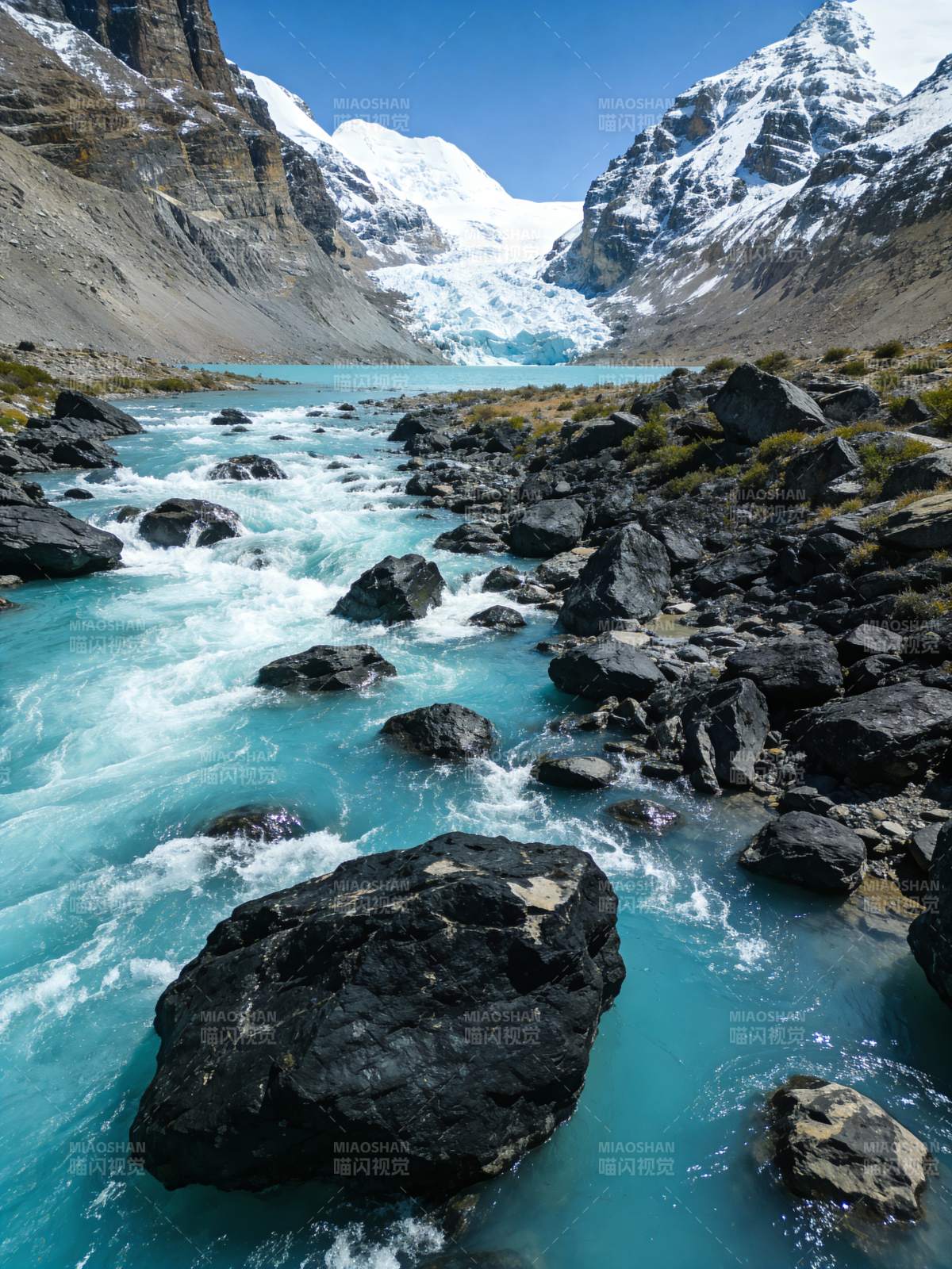 冰川溪流与雪山图片