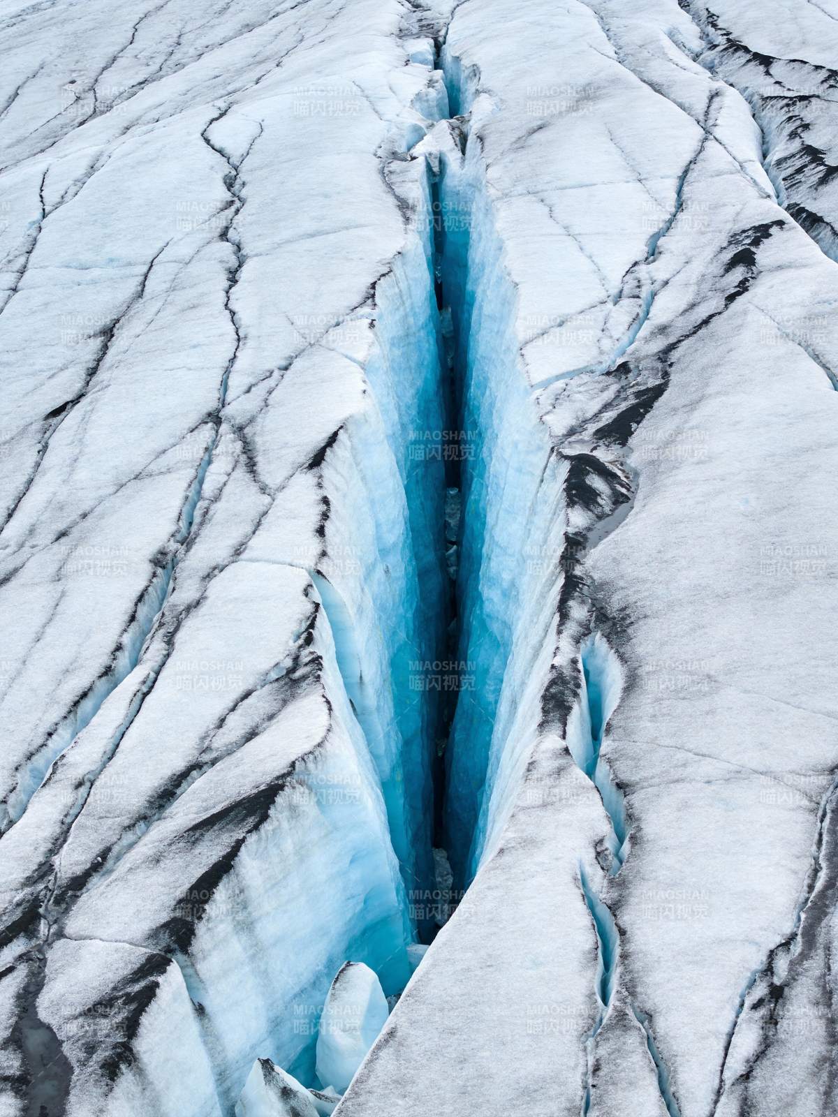 冰川裂隙深邃蓝图片
