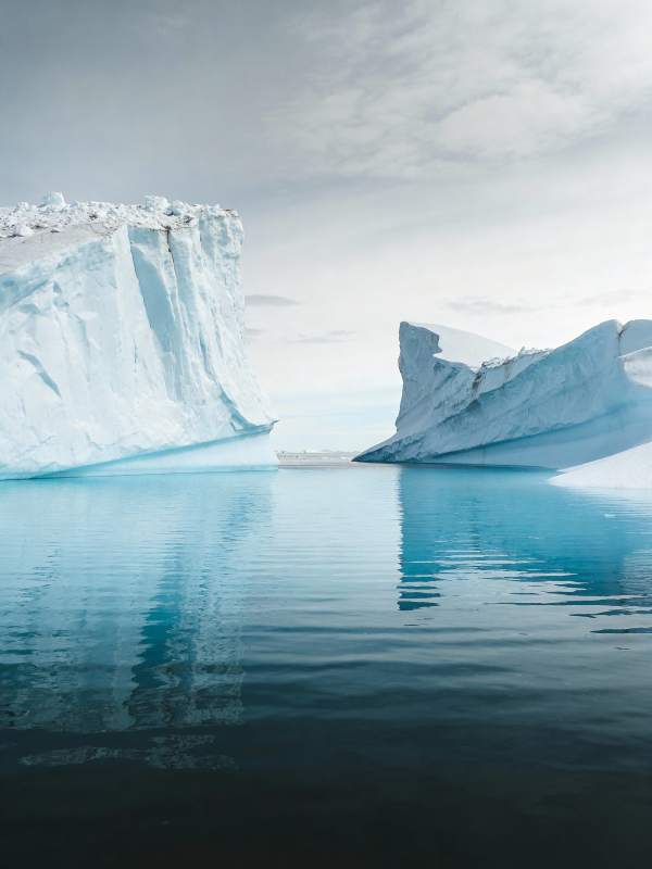 冰川倒影静谧湖图片