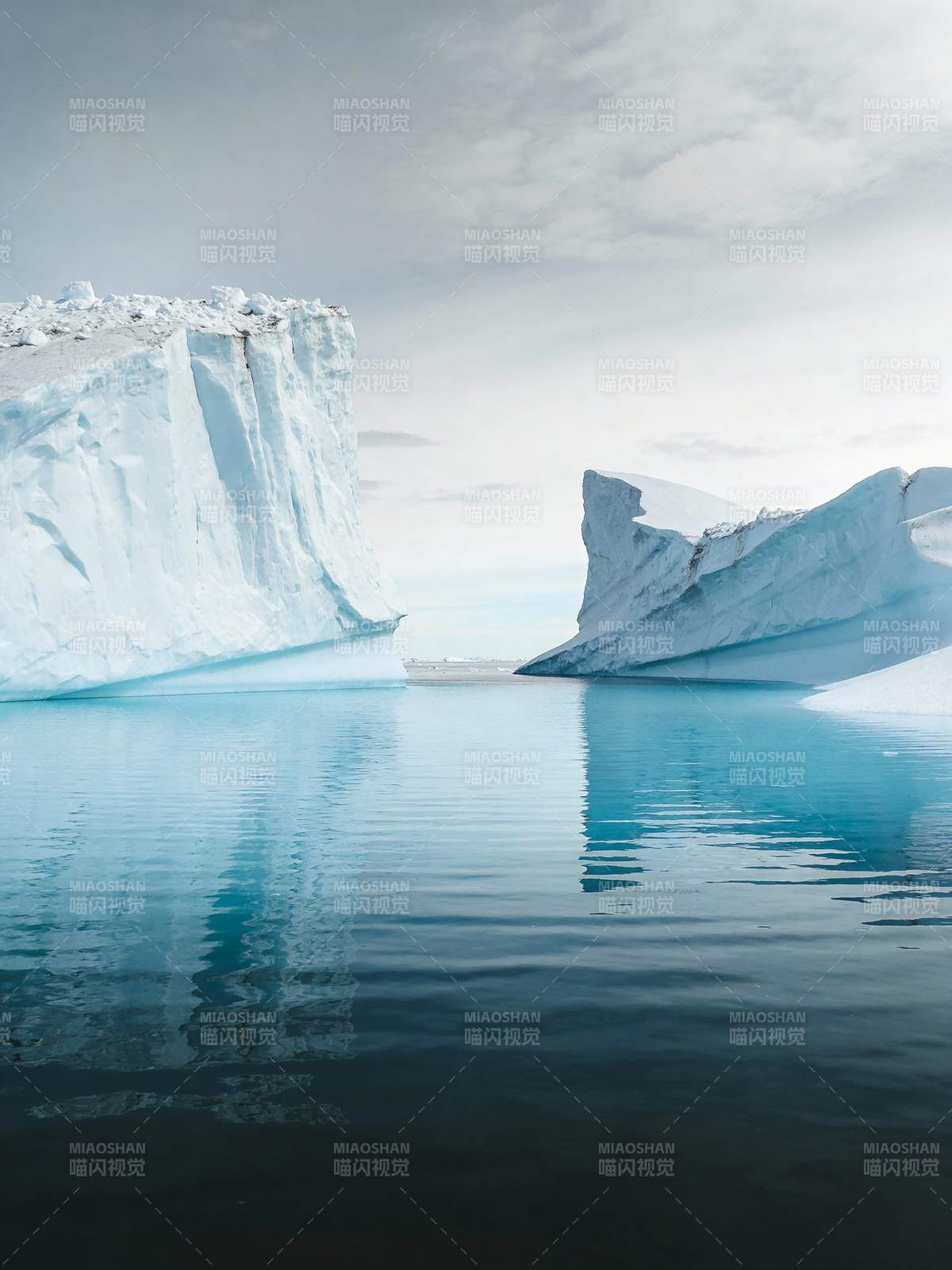 冰川倒影静谧湖图片