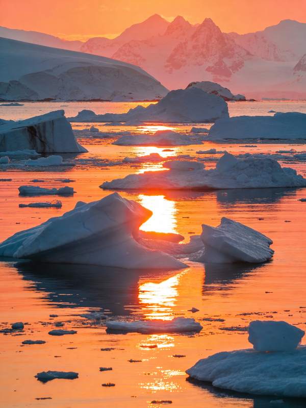 极地冰川日落图片