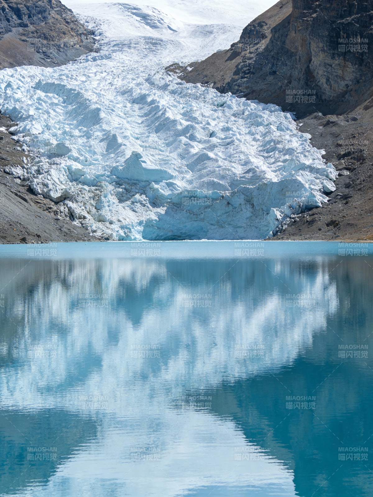 冰川倒影湖图片