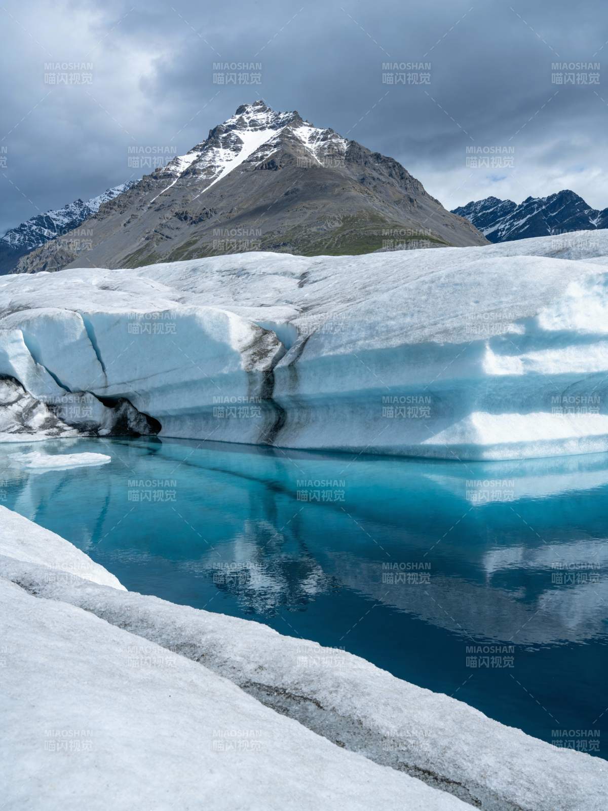 冰川映雪峰图片