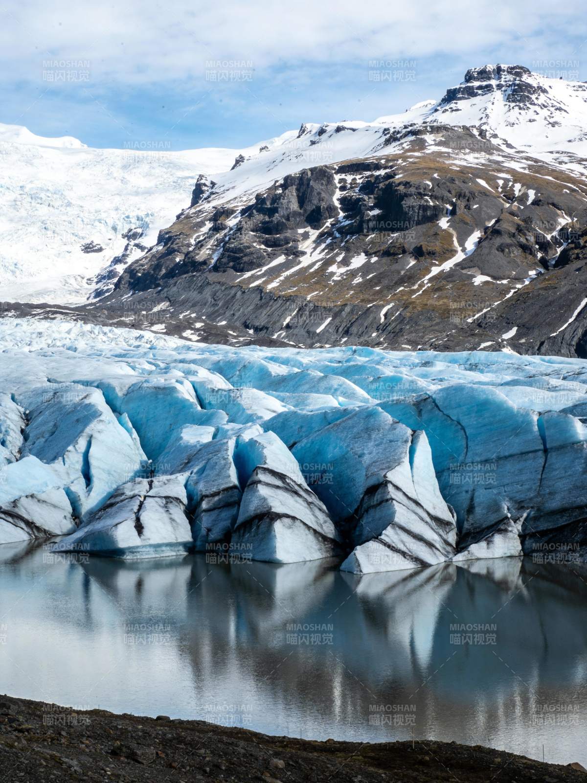 冰川倒影山景图片