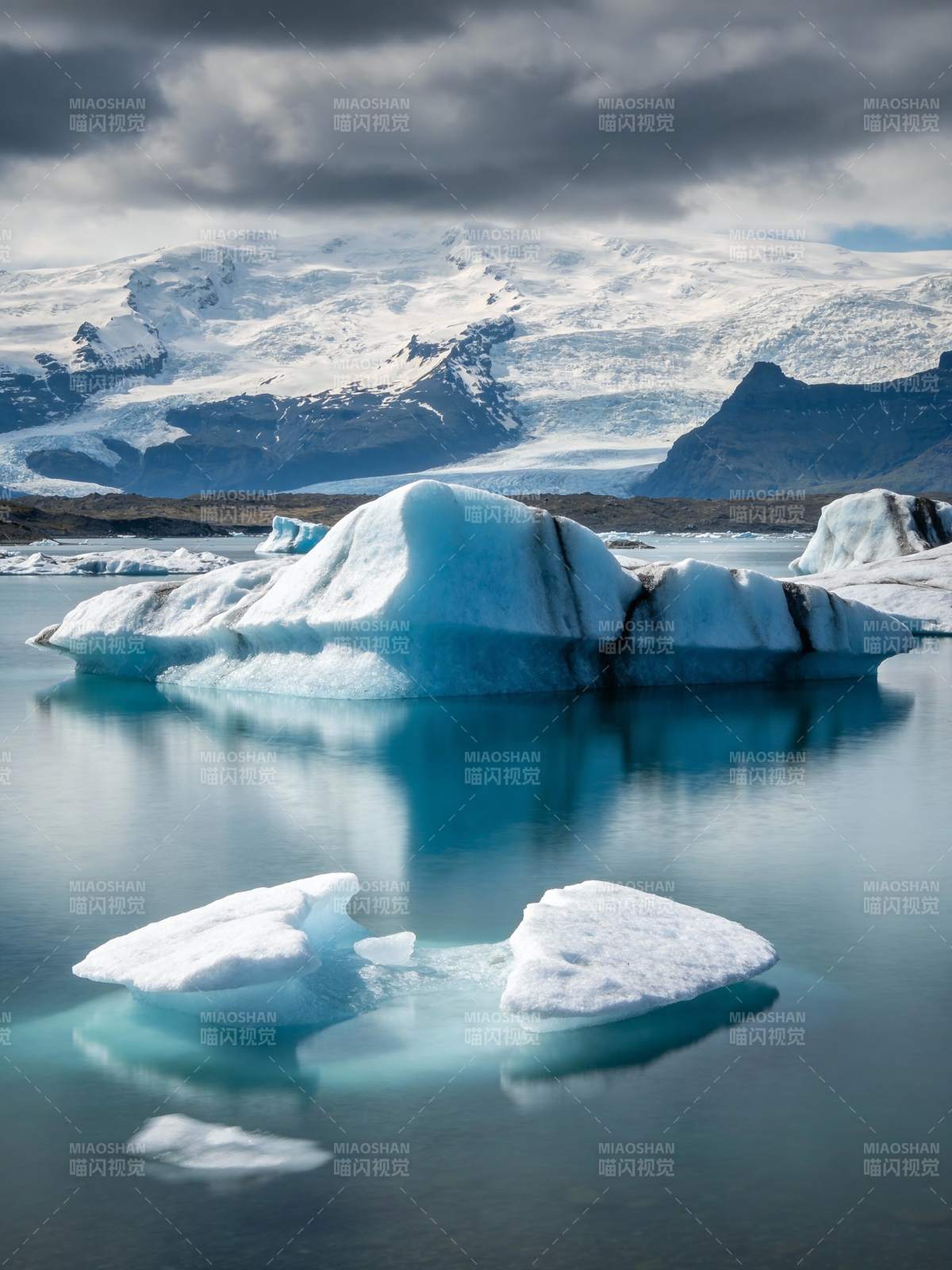 冰川湖景图片
