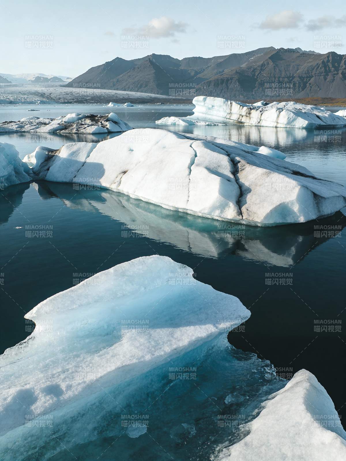 冰川湖景图片