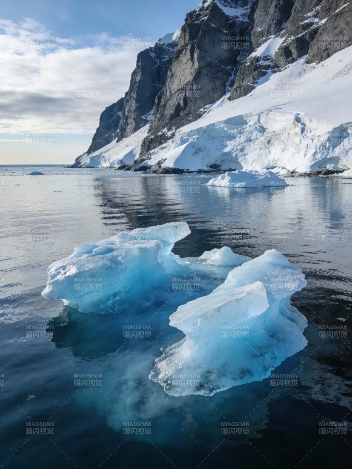 冰山映水 雪山巍峨图片