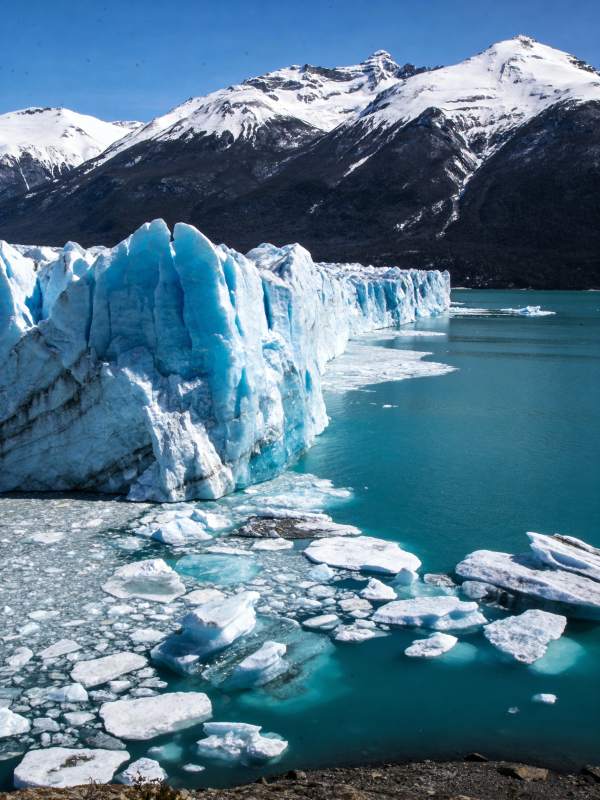 冰川湖畔美景图片