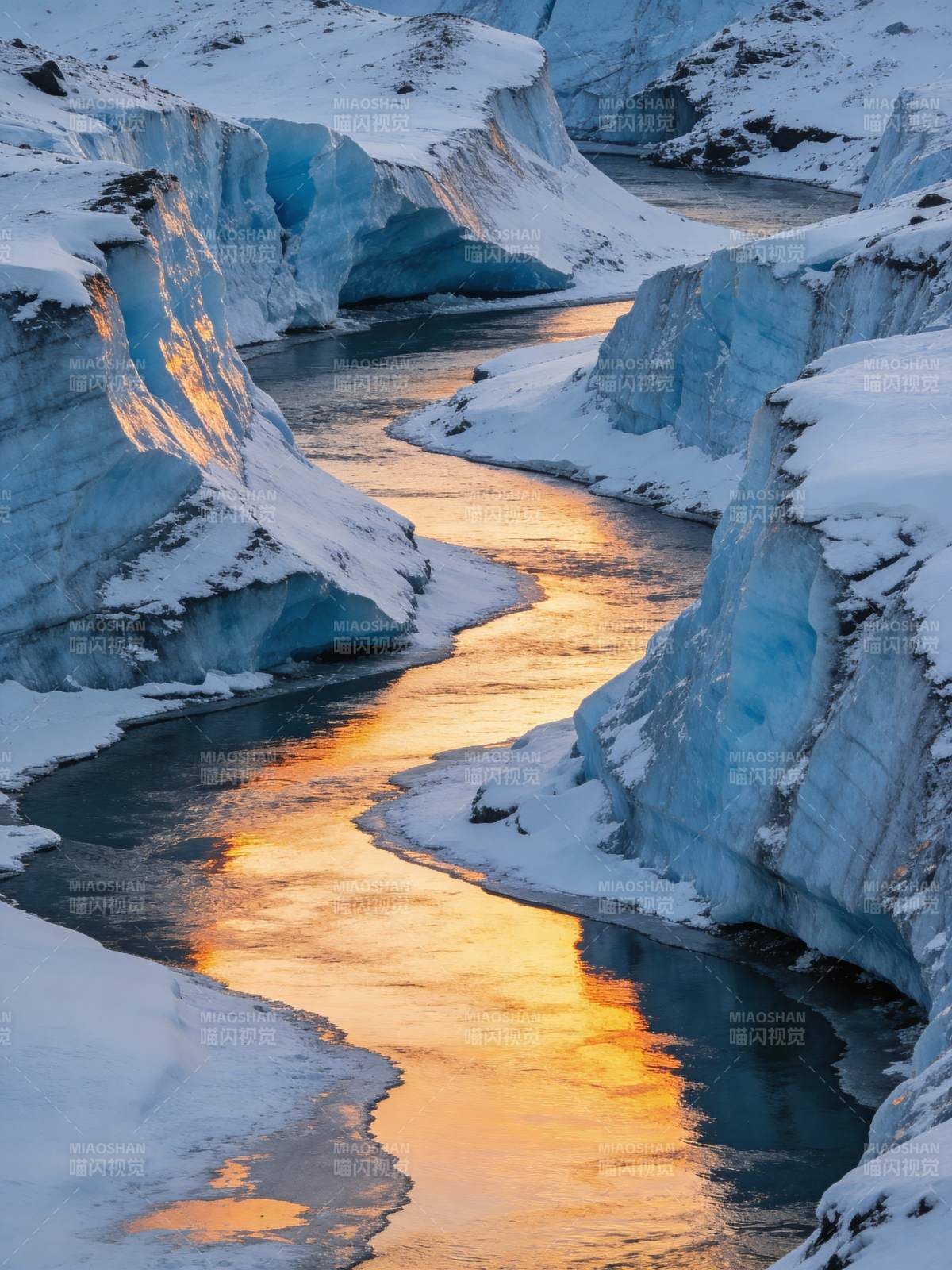 冰川溪流映金光图片