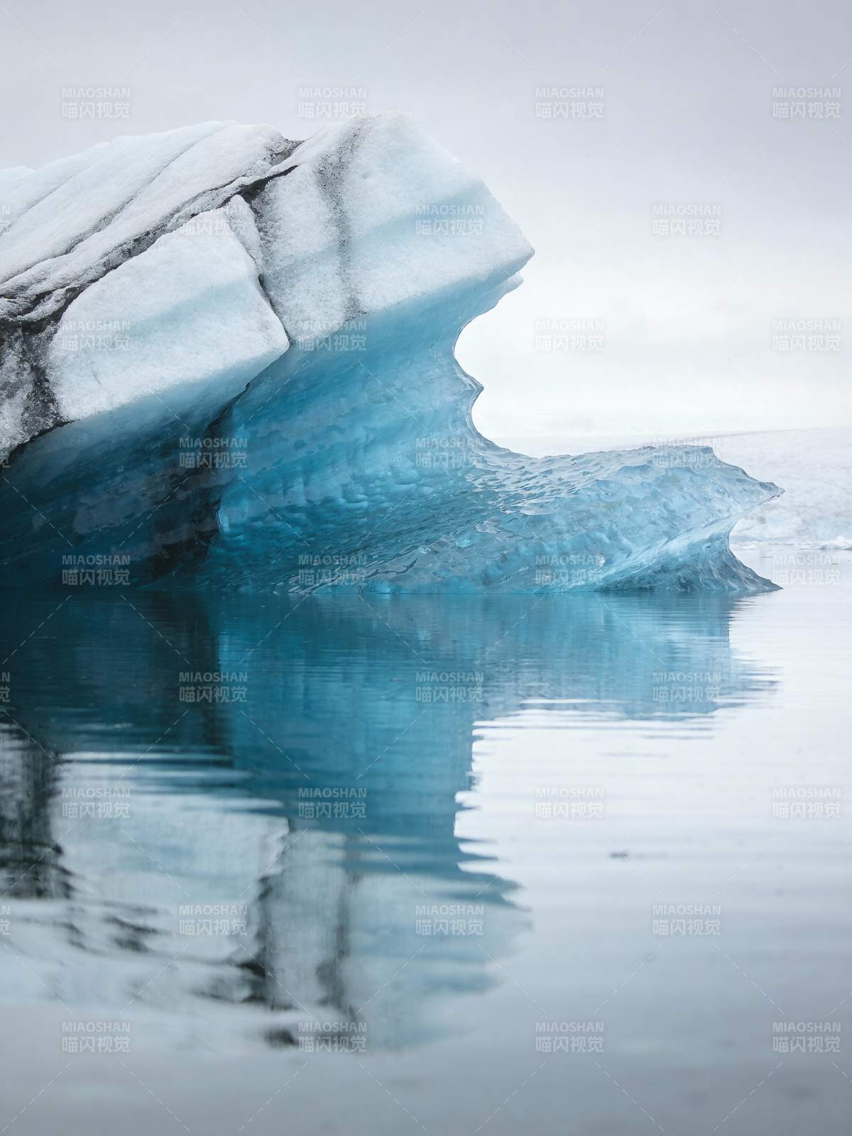 冰川倒影图片