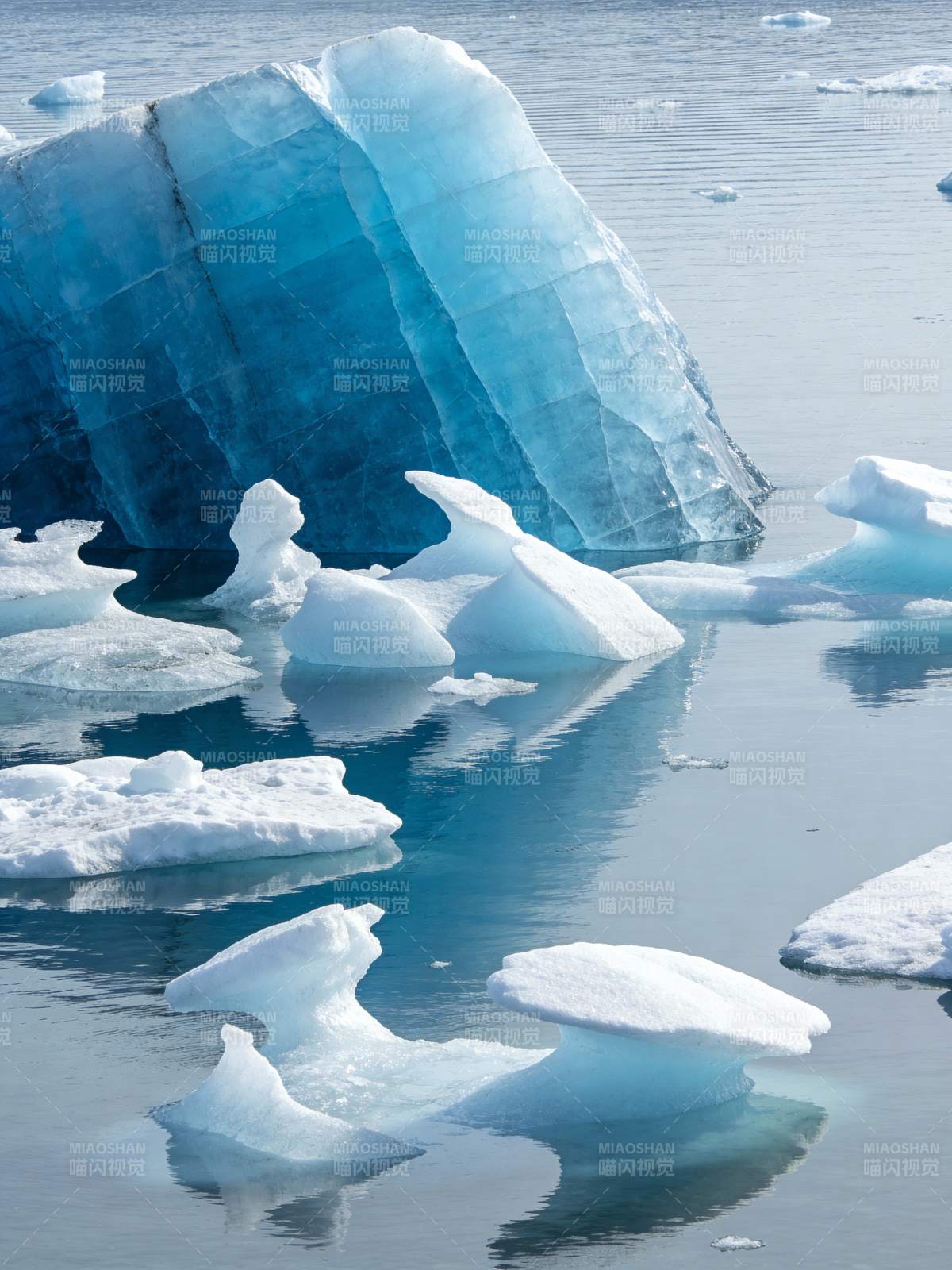 冰川映水图片