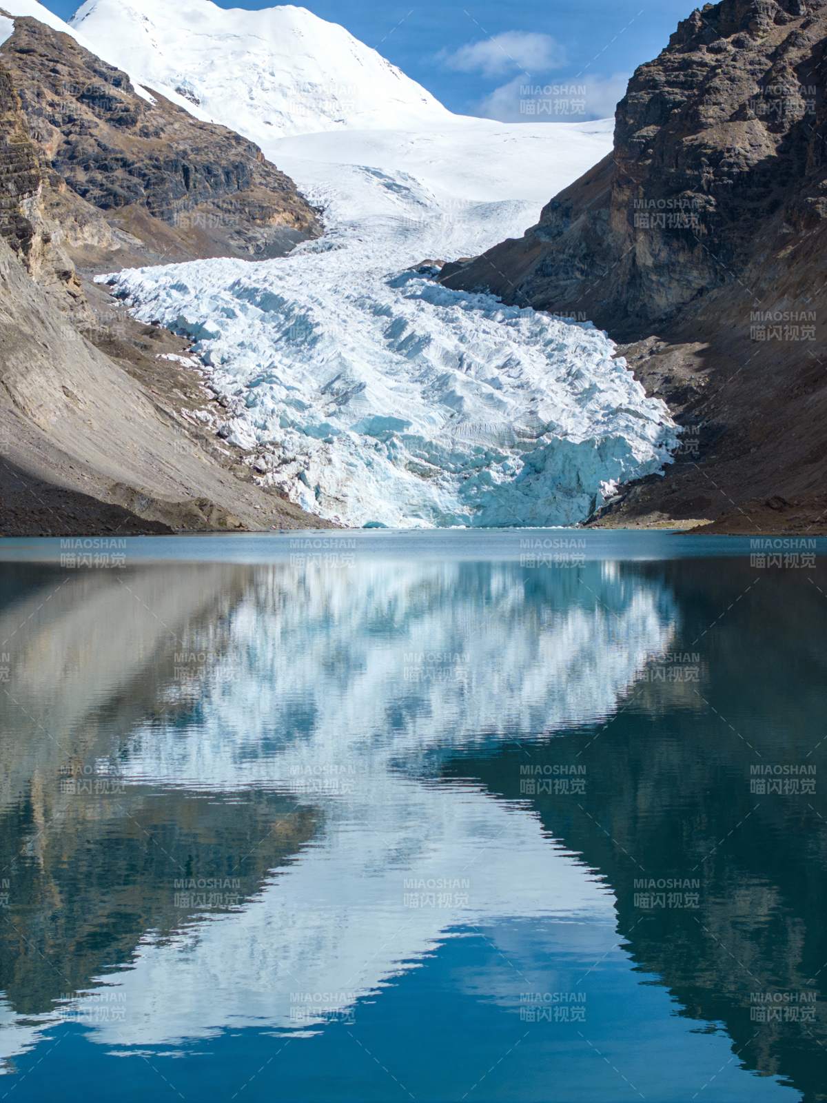 雪山倒影湖中图片