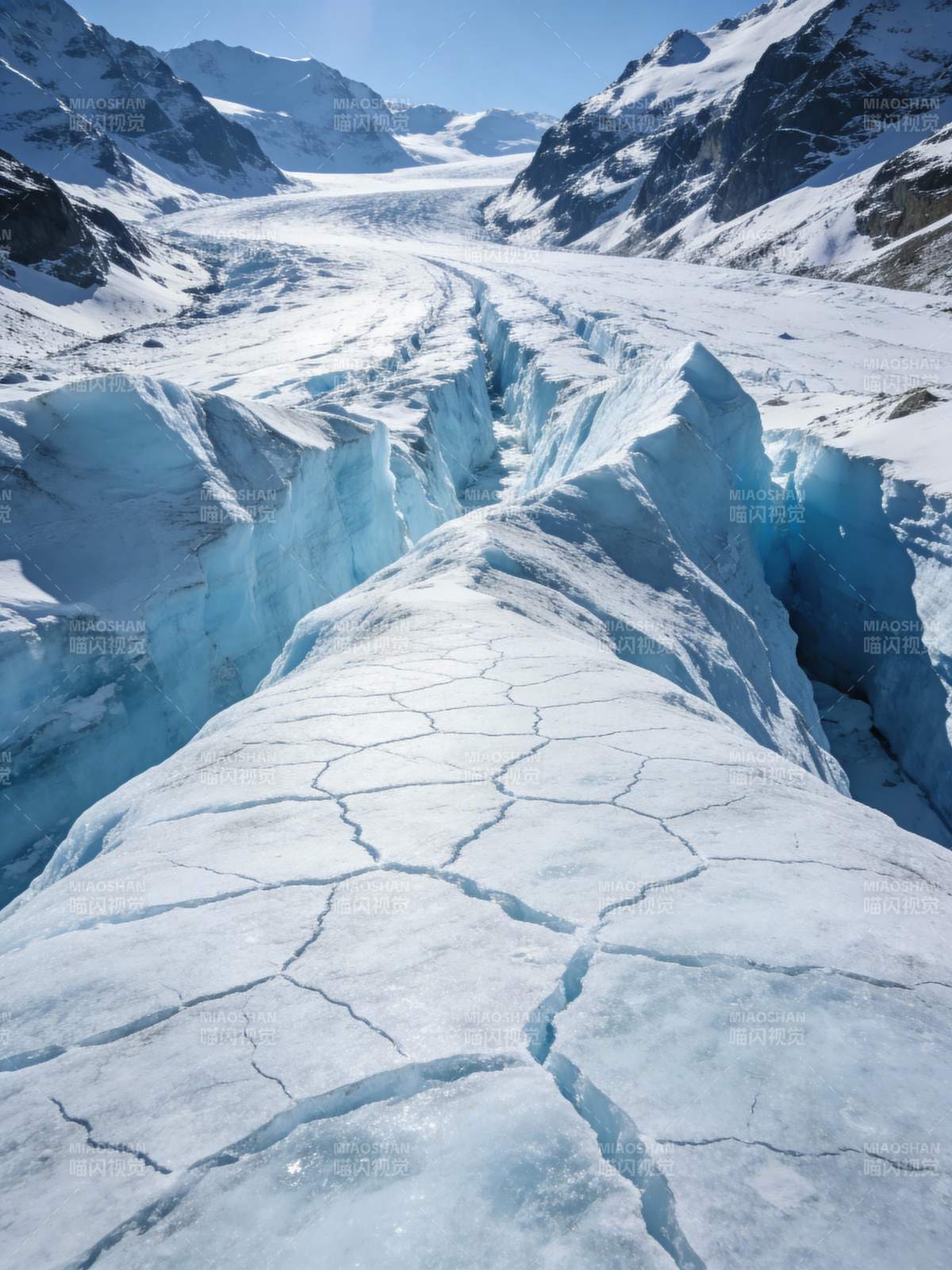 冰川裂隙奇观图片