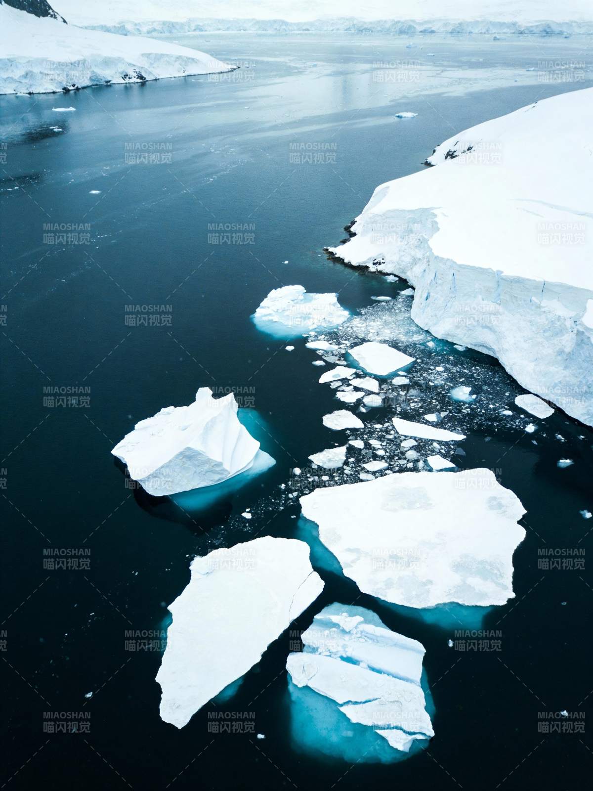 冰川浮冰静谧湖图片