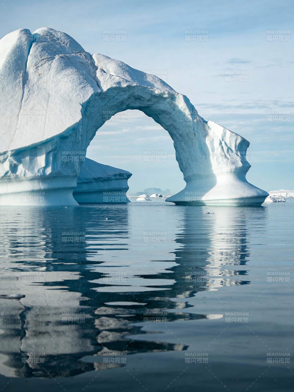 冰拱映水图片