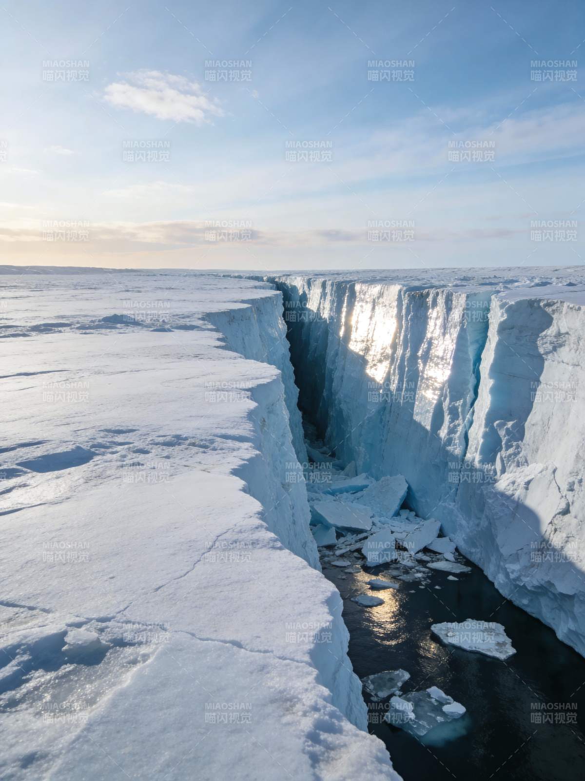 冰川裂隙深邃壮观图片