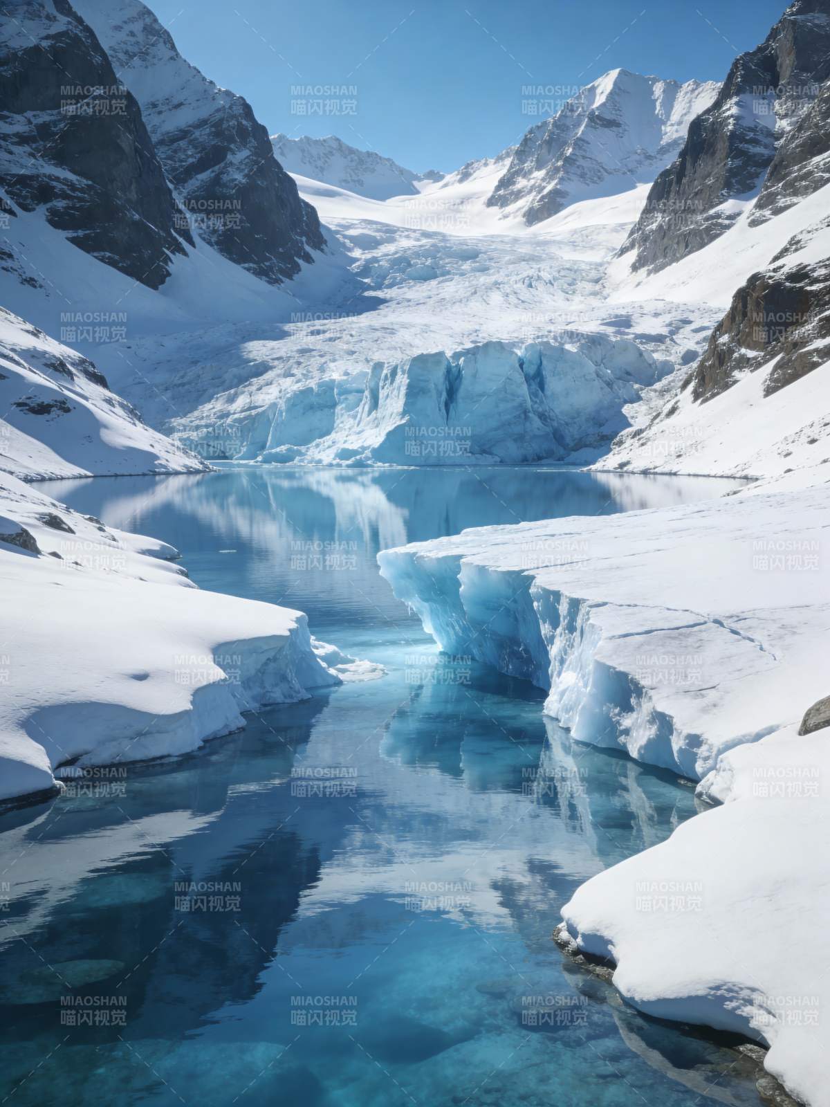 冰川湖畔雪峰映图片