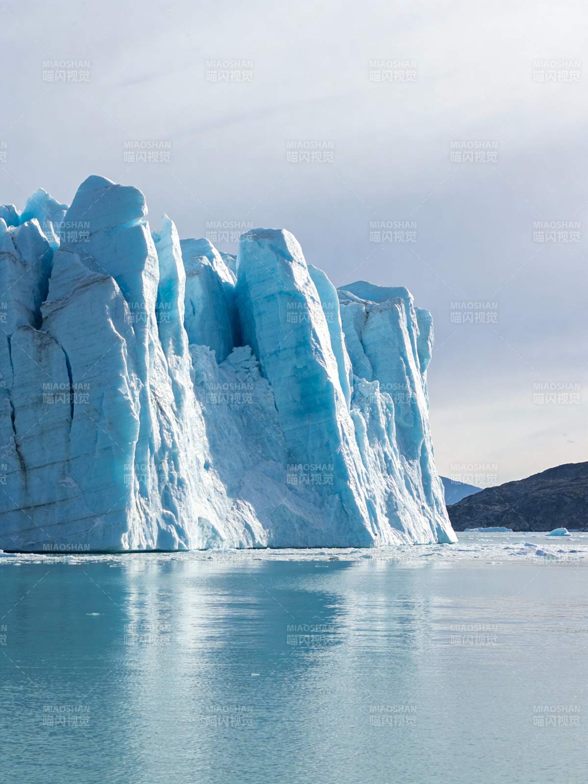 冰山倒影湖中图片