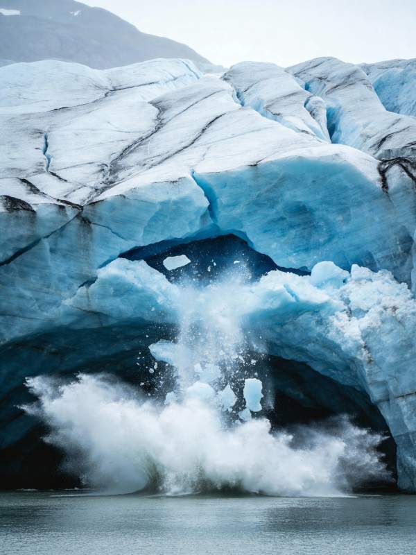 冰川崩裂瞬间图片
