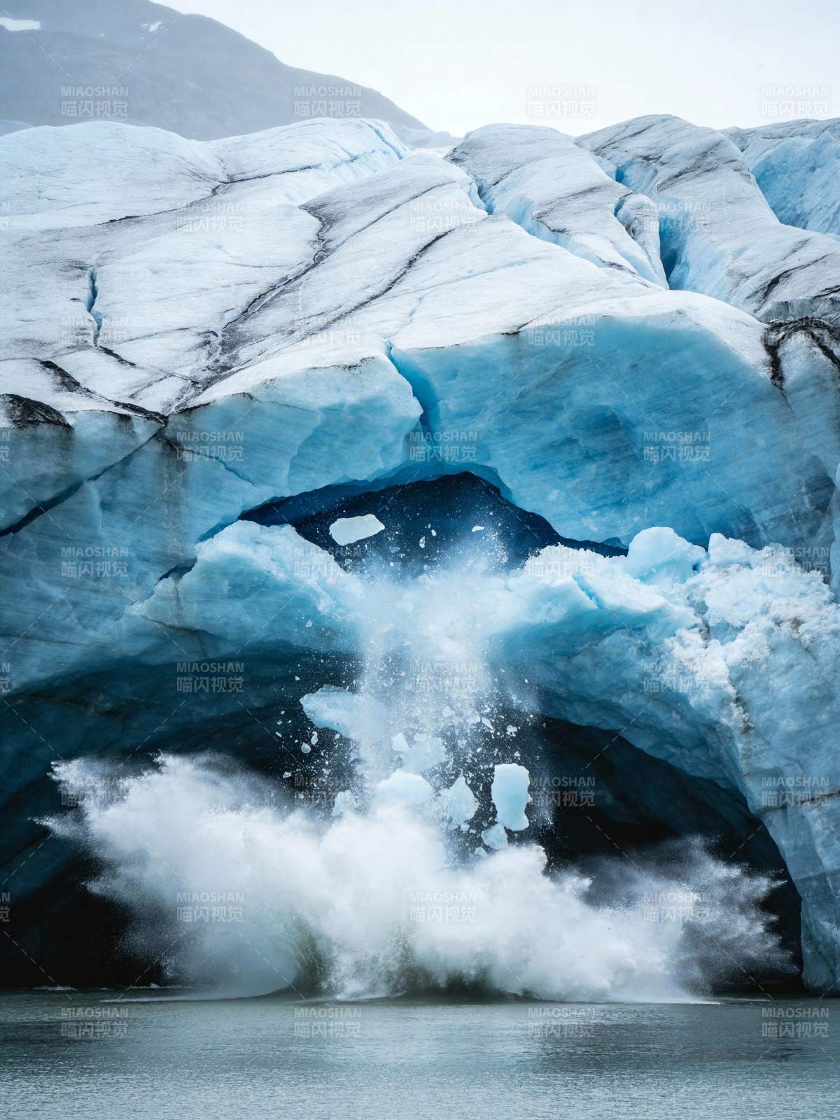 冰川崩裂瞬间图片