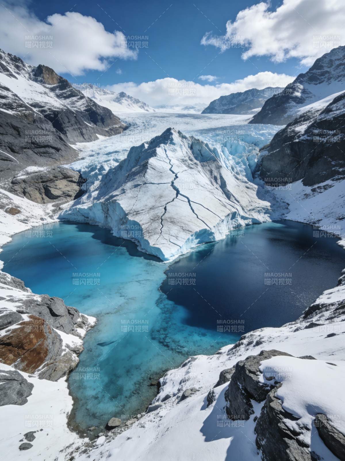 冰川湖畔雪峰图片