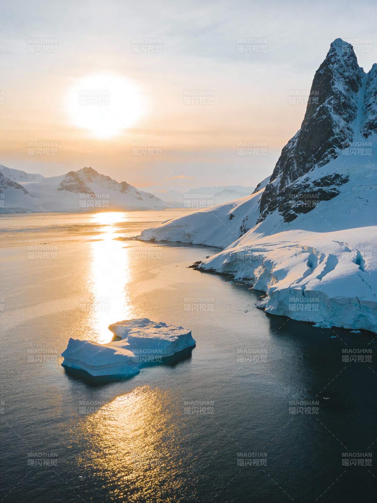 极地晨光映冰川图片