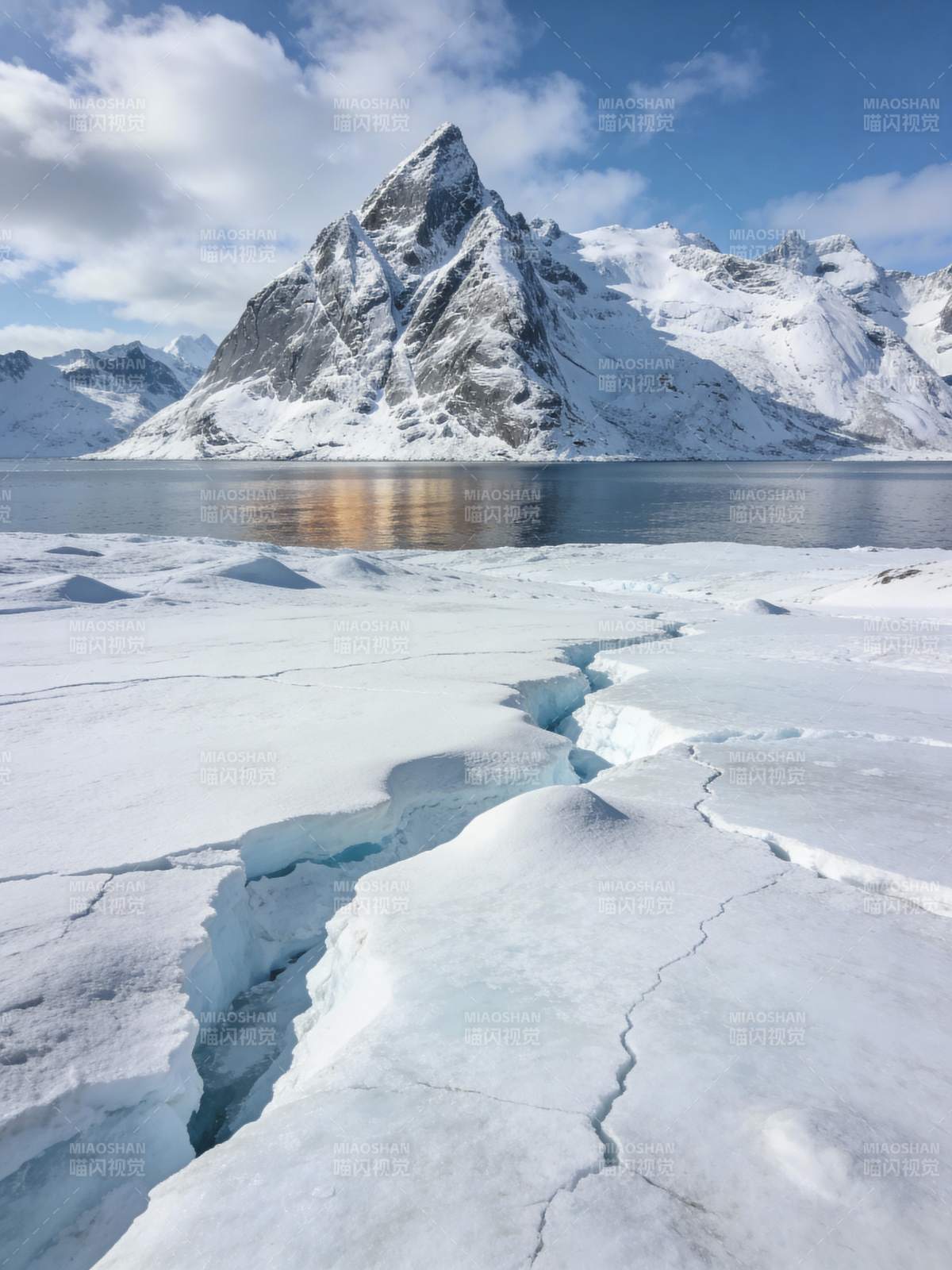 冰裂雪山映湖光图片