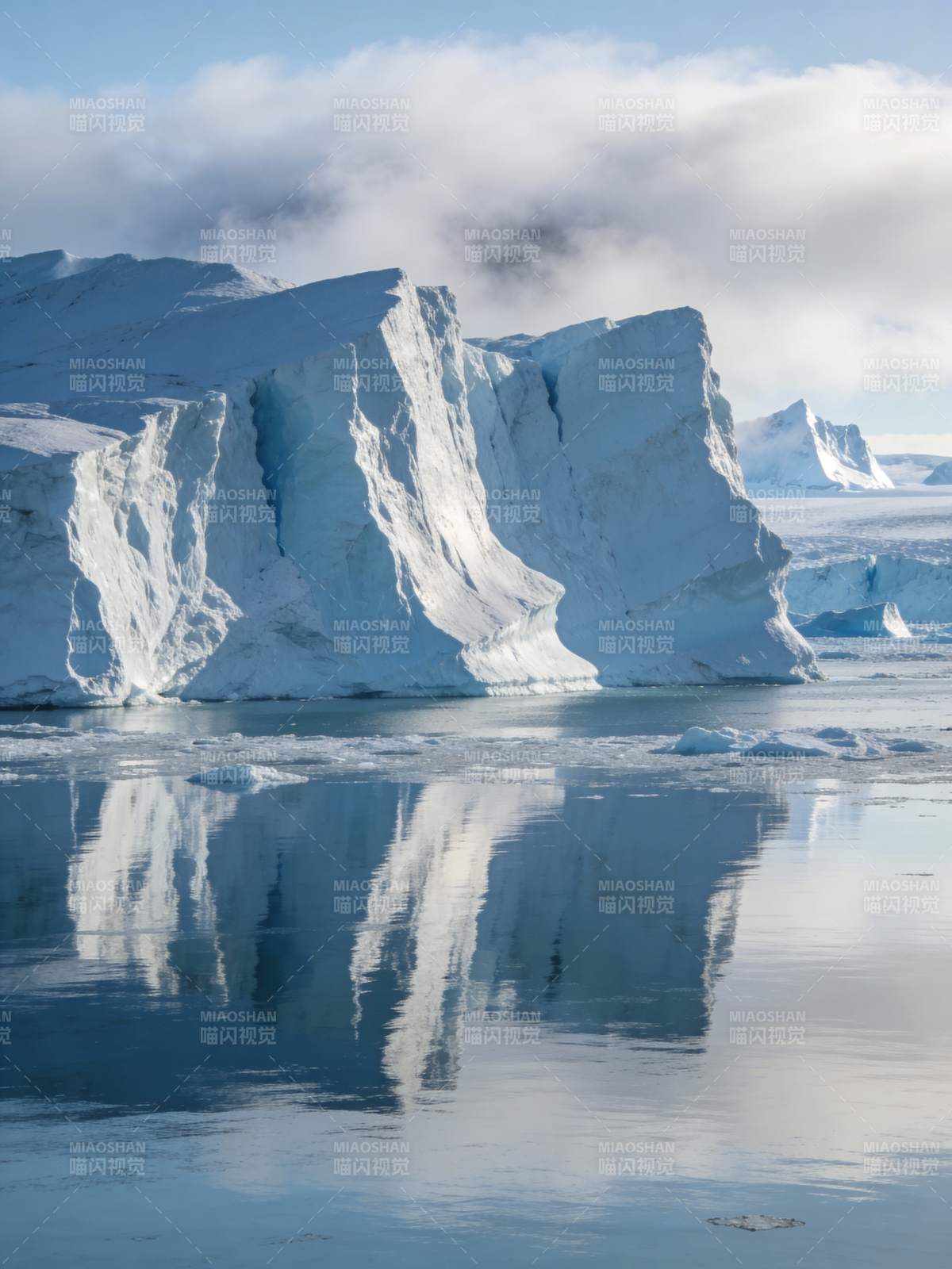 冰山倒影静谧湖图片