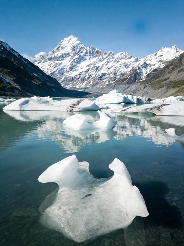雪山冰湖倒影图片