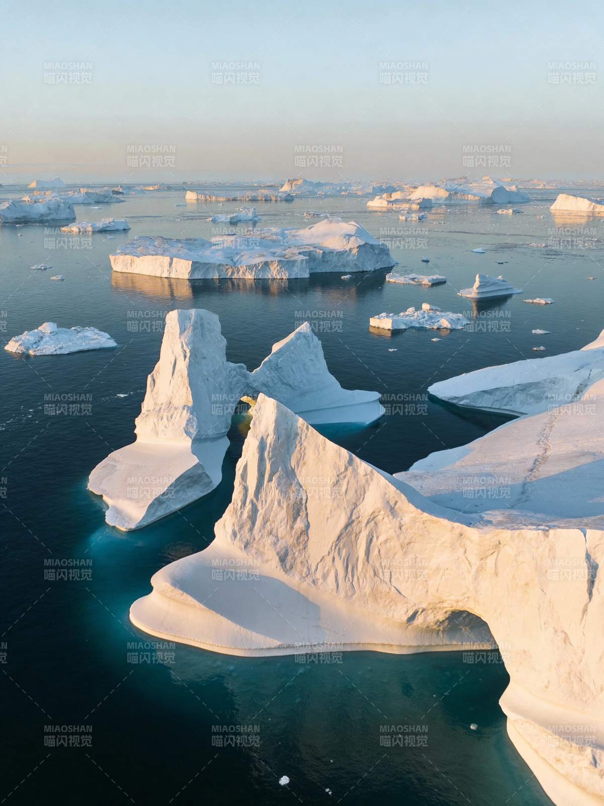 冰山浮海 静谧壮美图片
