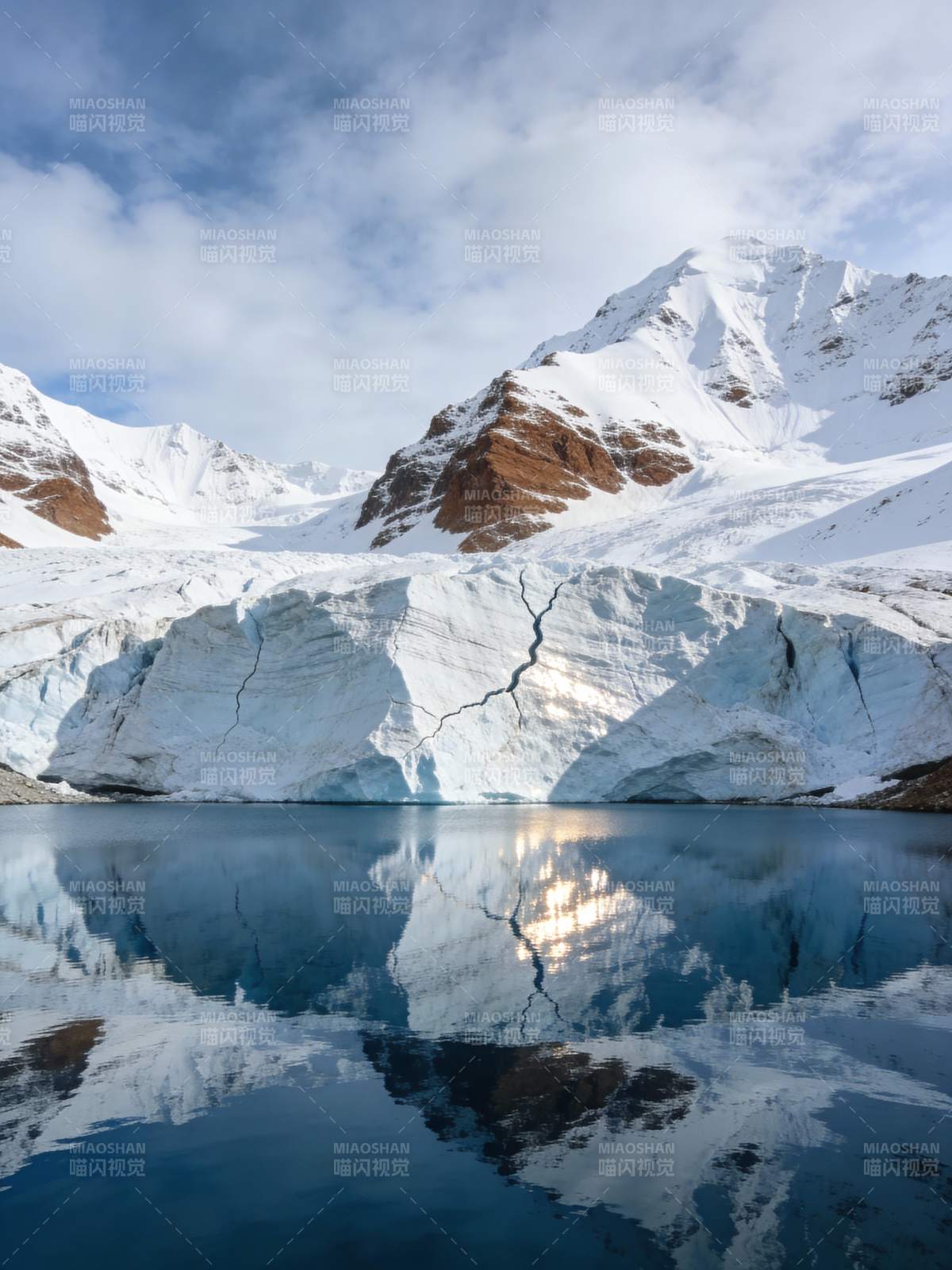 雪山倒影湖中图片