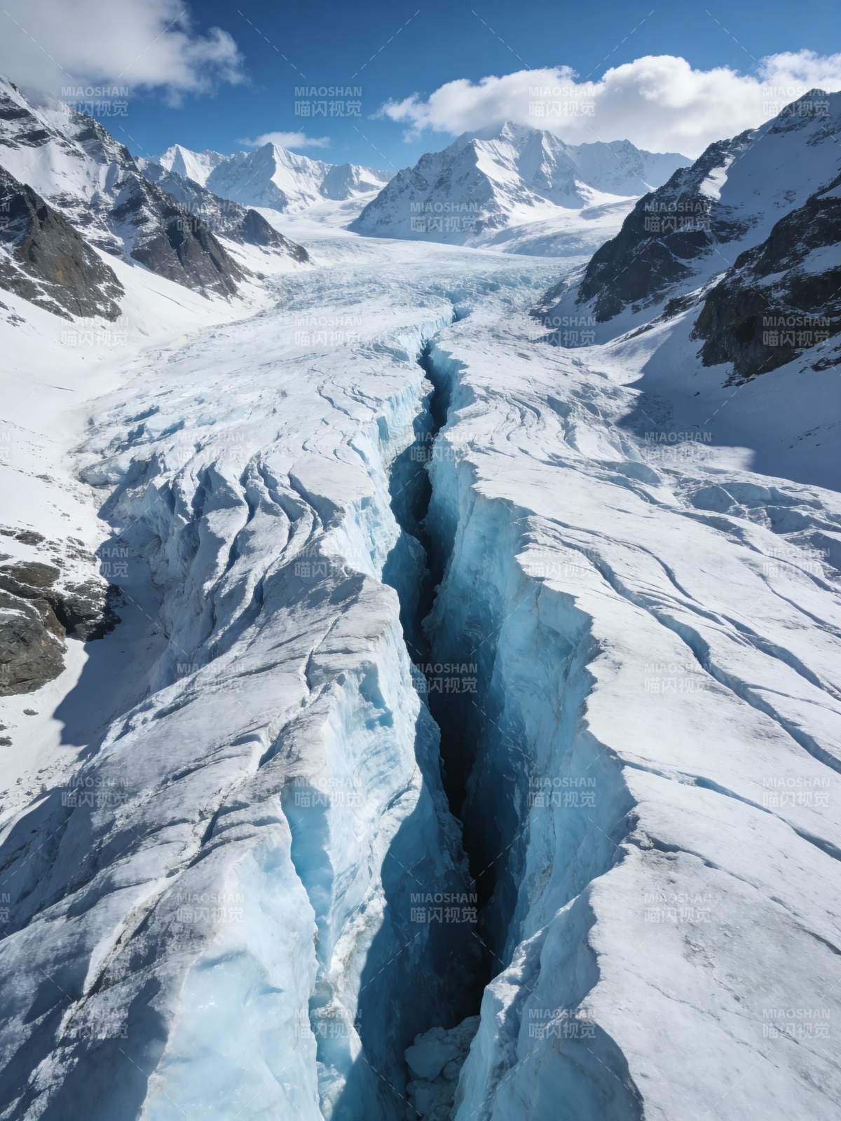冰川裂隙深邃壮观图片
