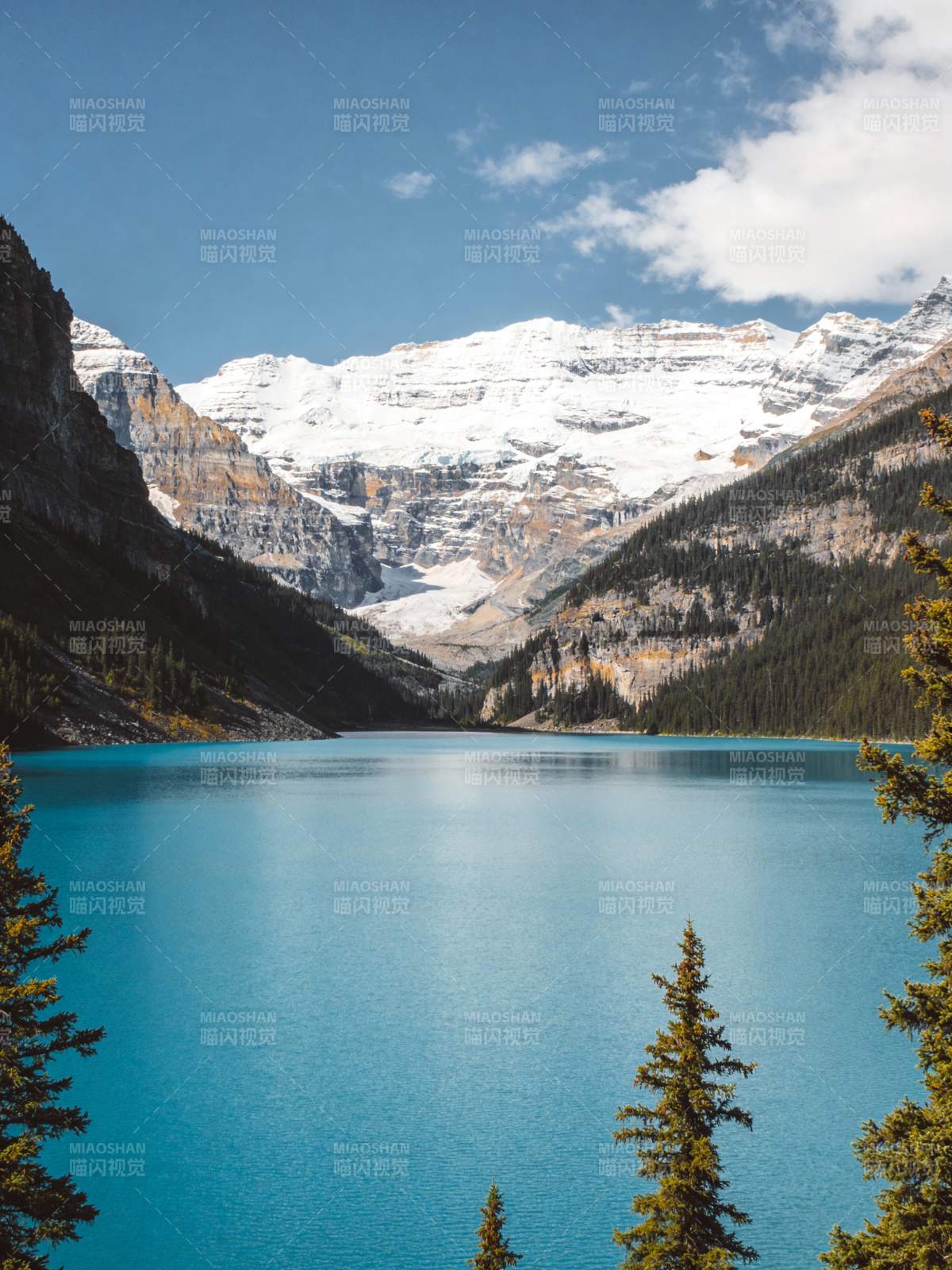 雪山碧湖美景图片