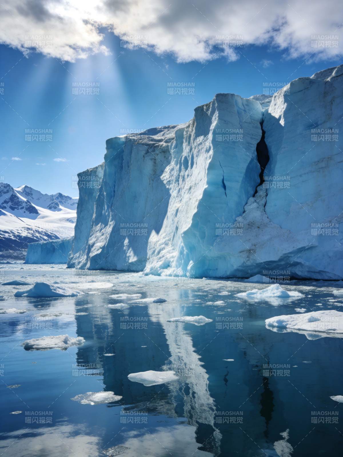 冰川映水 光破云霄图片