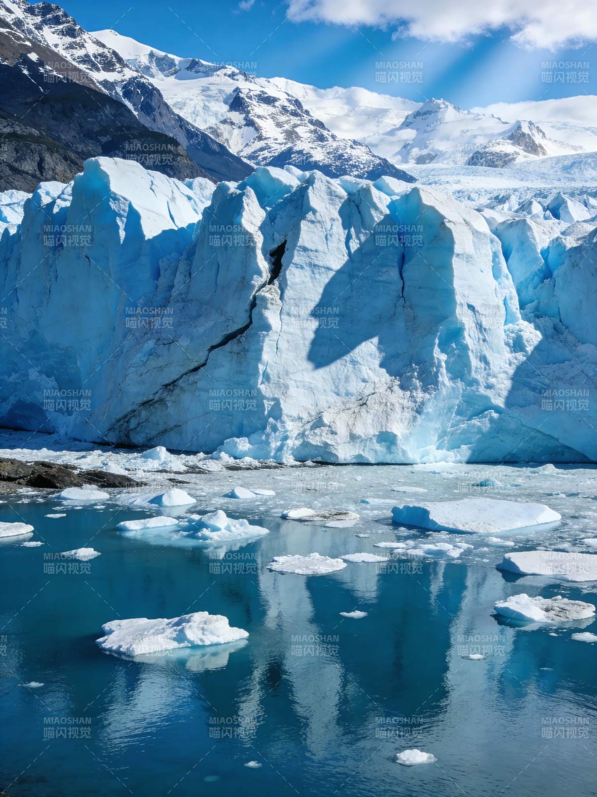 冰川倒影湖图片