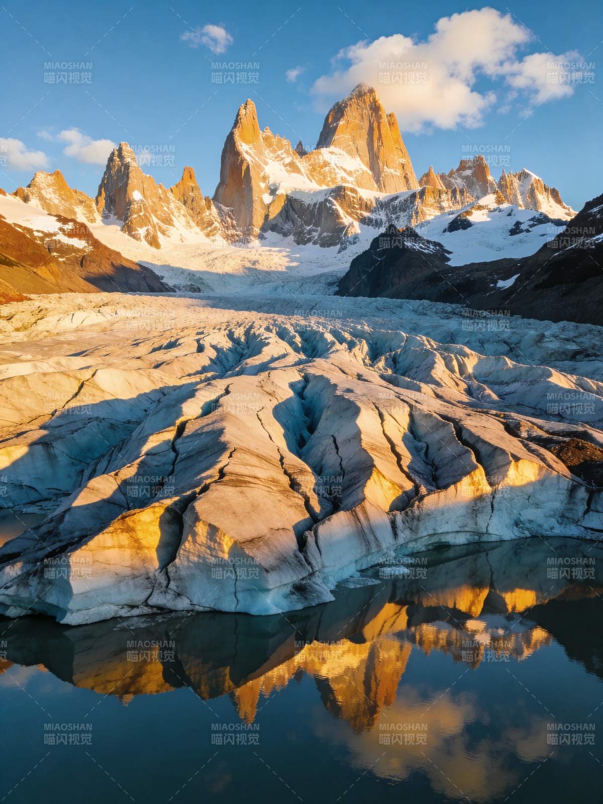 雪山倒影湖中图片