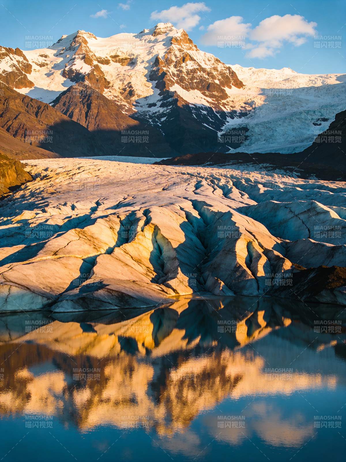 雪山倒影湖中图片