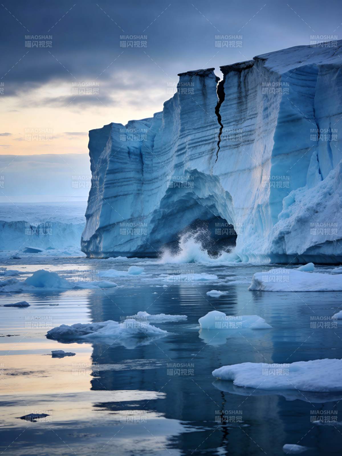 冰川裂隙 静谧之境图片